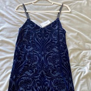 Gorgeous dress that would look great with a belt.